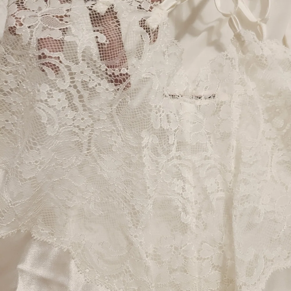 Victoria's Secret | Women's White Strappy Lace Chemise Gown (Size Medium)